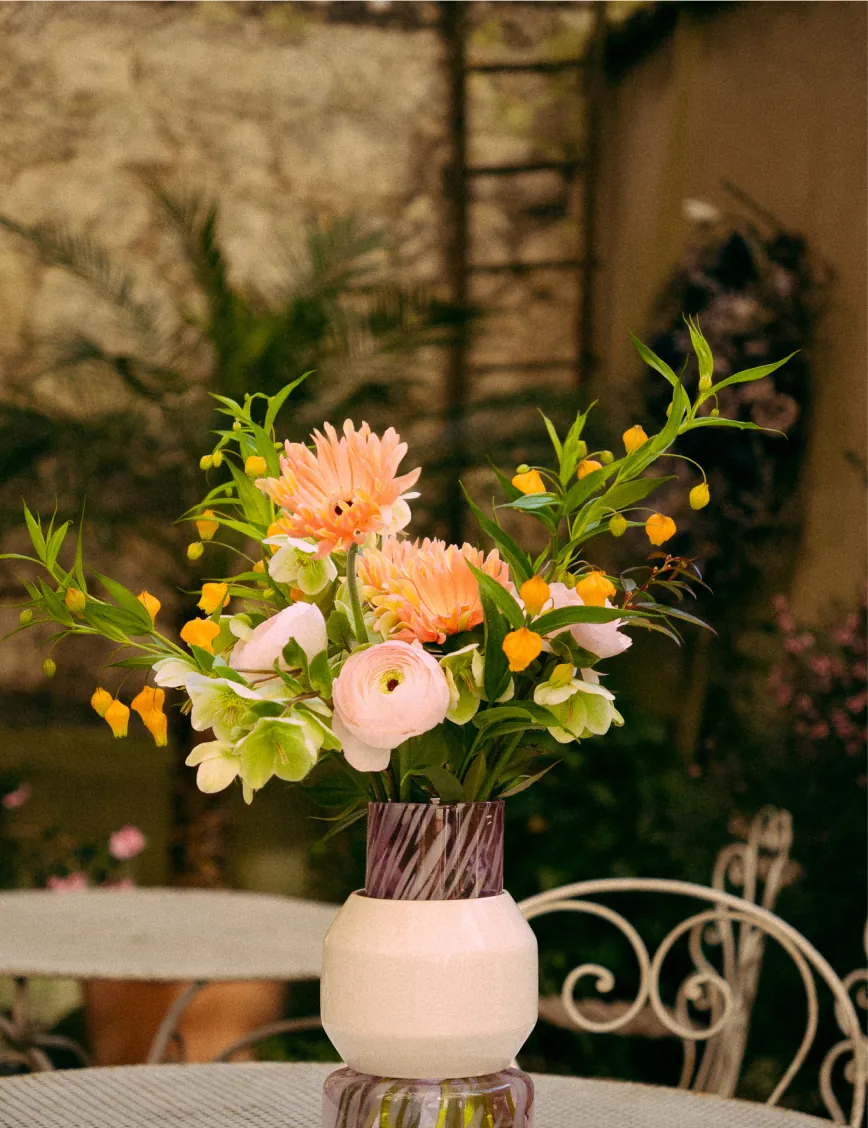 Composition sur une table de jardin